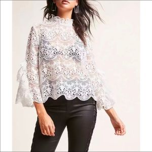 LACE TOP WITH SLEEVES